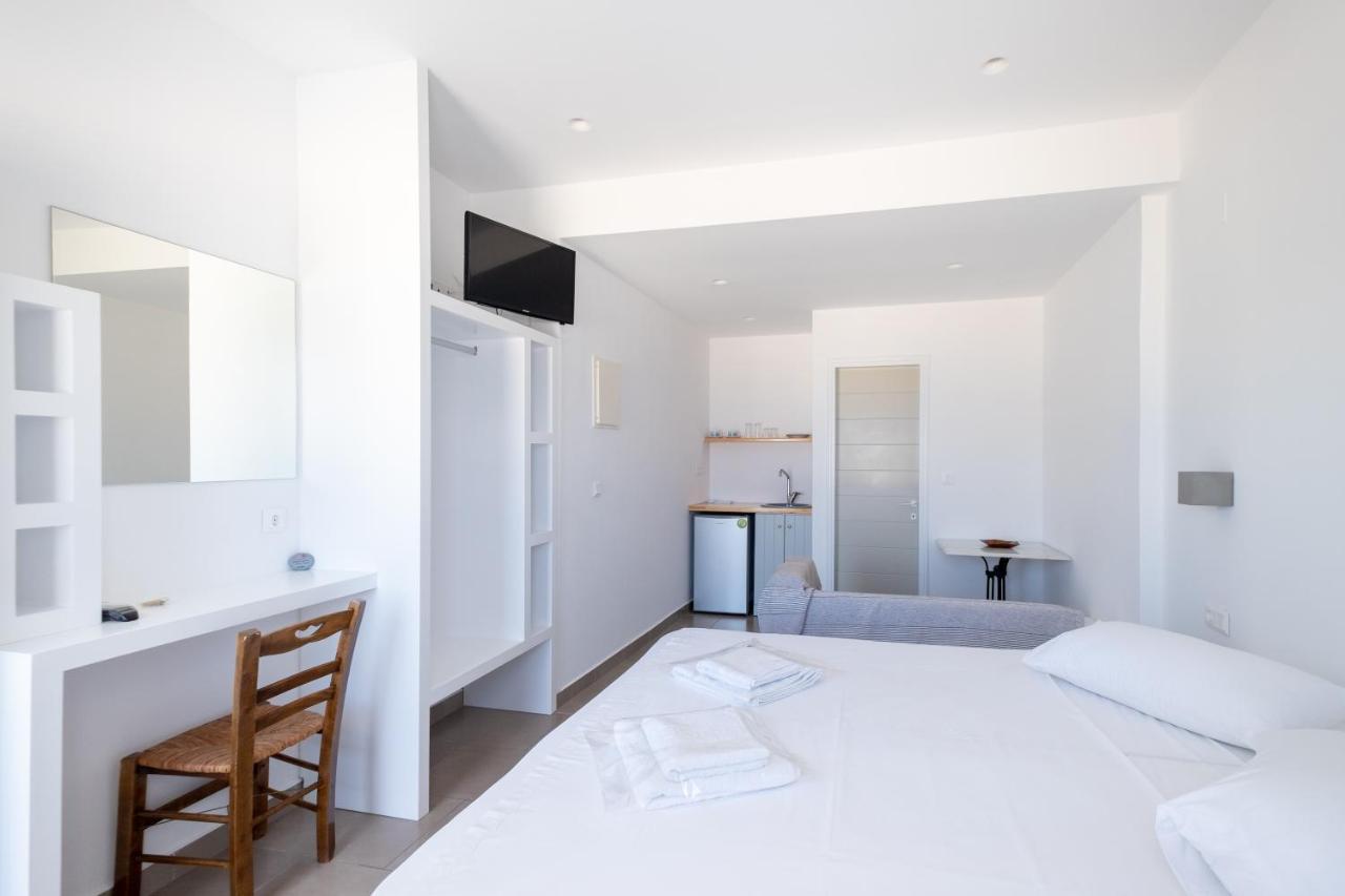 Lorenzo Studios And Suites Paros Науса Екстериор снимка